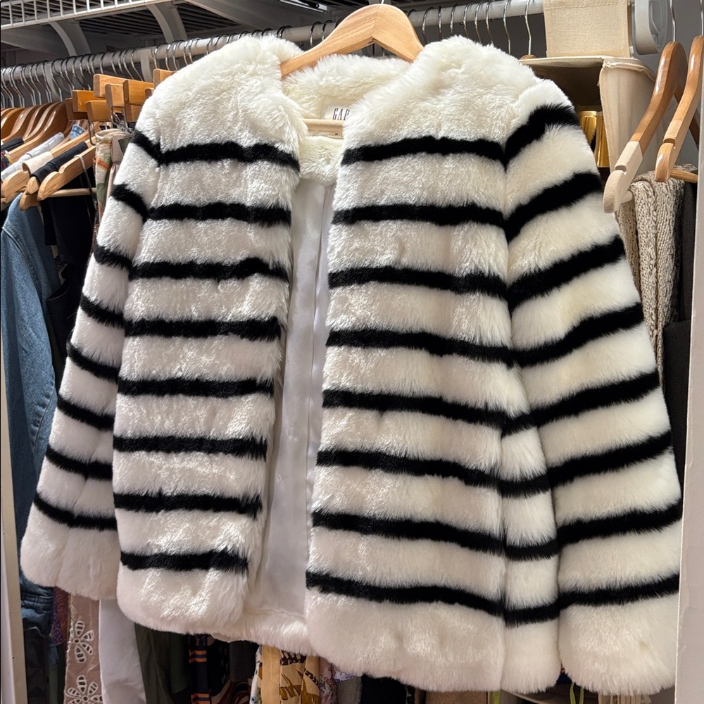 NWOT GAP faux fur coat! Flawless! perfect for cruella de vil Halloween costume